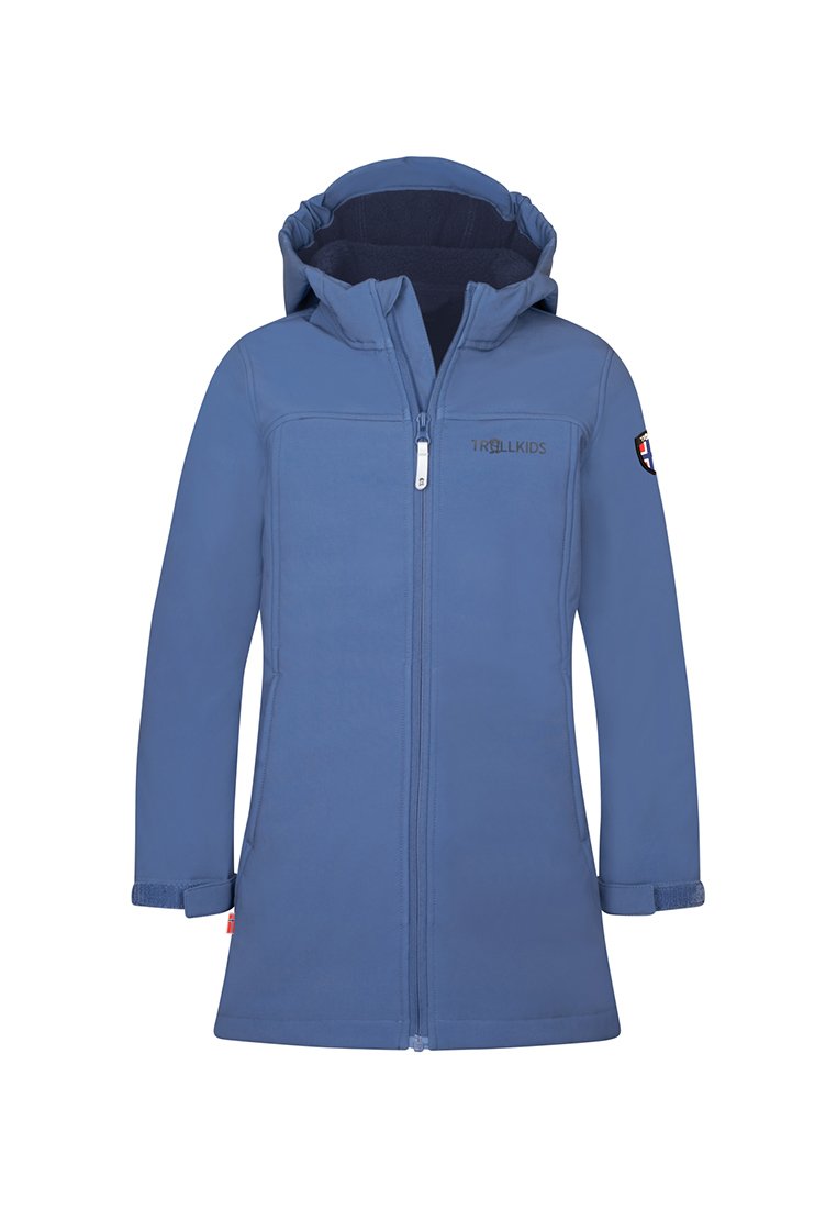 Blaue Kinder-Hardshelljacke mit Kapuze, Frontreißverschluss, Seitentaschen und "TROLLKIDS"-Logo auf der Brust sowie einem Patch am Ärmel.