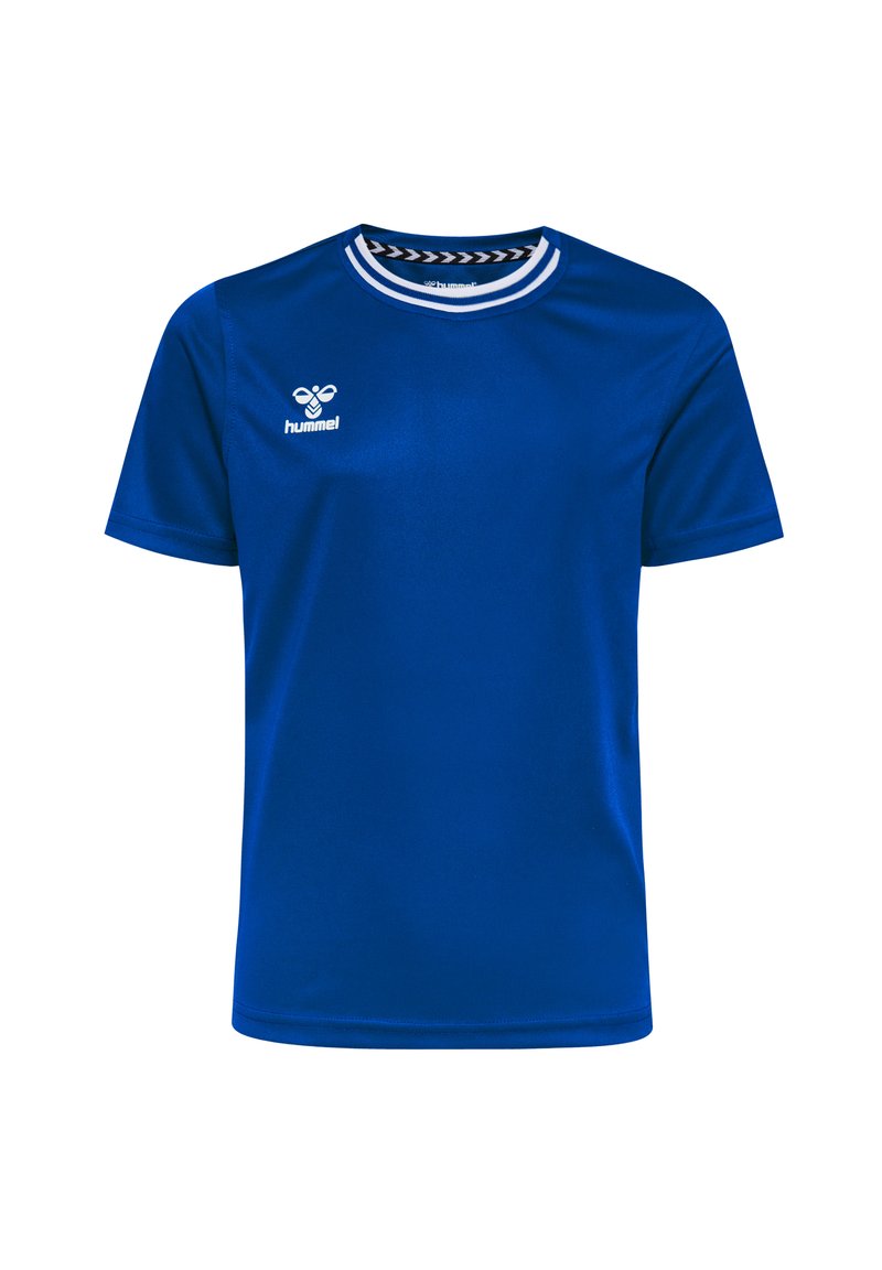 Blå kortärmad sporttröja i mjuk tyg, med en vit randig rund halsringning och en logotyp på bröstet.