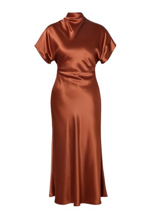 Obleka iz satena bakrene barve s kratkimi rokavi, visokim izrezom, poudarjenim pasom in dolgo tekočo krilo z bočnimi razporki.