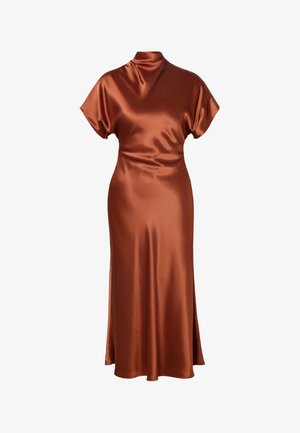 Obleka iz satena bakrene barve s kratkimi rokavi, visokim izrezom, poudarjenim pasom in dolgo tekočo krilo z bočnimi razporki.