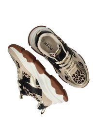 Luipaardprint sneakers met gouden accenten, zwart gestructureerd materiaal, beige zijkanten en witte zolen. Voorzien van een gevoerd voetbed en vetersluiting.
