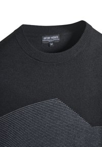 Maglione nero in lana merino, con collo rotondo a costine e un motivo geometrico grigio testurizzato sulla parte frontale. Tag mostra "Antony Morato."