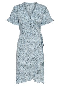 Robe enveloppante bleu clair avec des manches courtes à volants, un motif floral en noir et beige, et un détail à nouer à la taille. Texture du tissu douce.