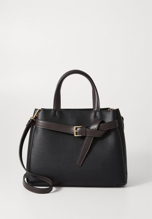 Sac à main en cuir noir avec une finition texturée, doté de deux poignées courtes, d'une bandoulière amovible et d'un détail de boucle décoratif.