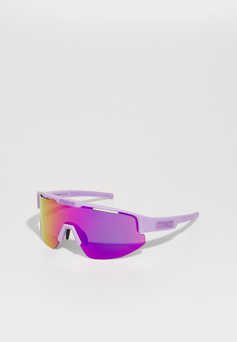 Occhiali da sole viola con una grande montatura avvolgente, dotati di lenti specchiate che sfumano dal giallo al viola intenso. Fianchi texturizzati.