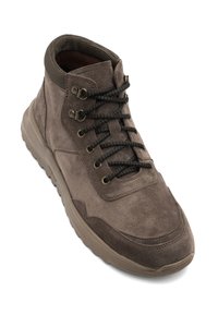 Brązowe zamszowe sneakersy typu high-top z czarnymi wzorzystymi sznurówkami, wypukłym, wyściełanym kołnierzem i beżową gumową podeszwą, lekko nachylone do przodu.