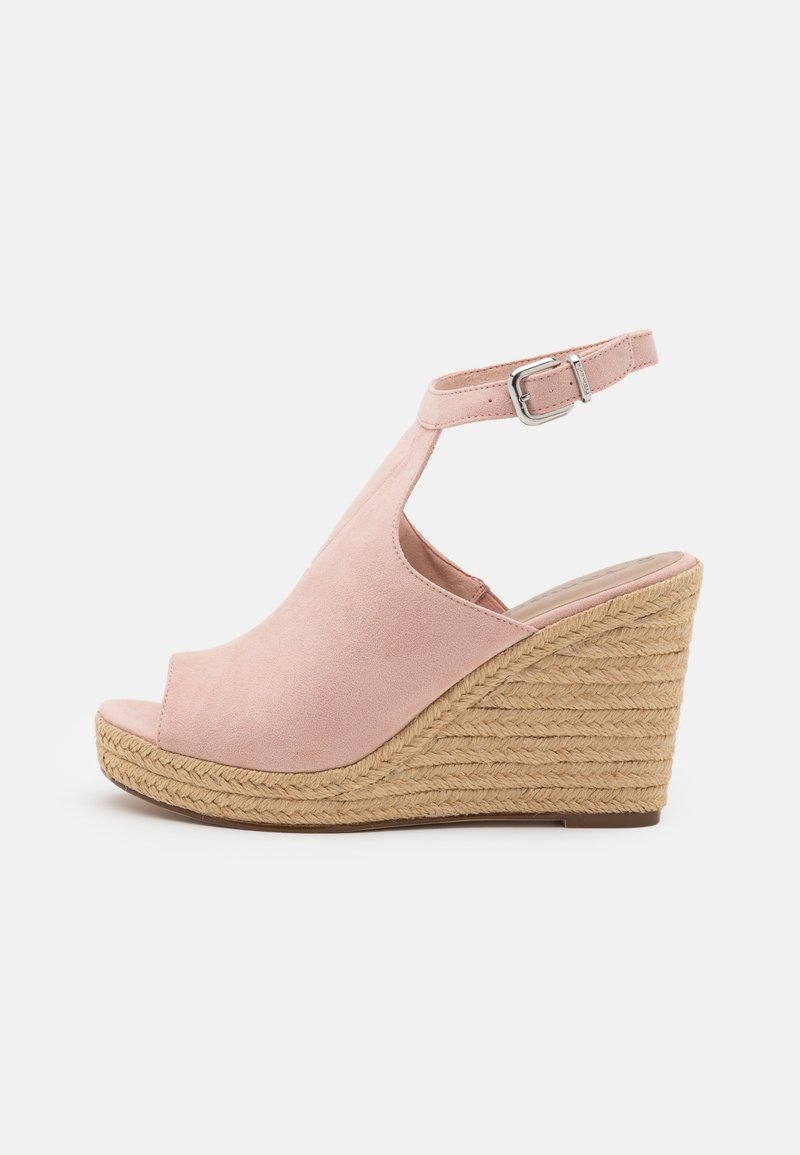 Sandale compensée en daim rose avec boucle à la bride de cheville et semelle plateforme en corde tressée, vue de côté sur fond blanc.