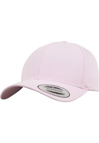 Cappellino snapback rosa con visiera curva, realizzato in cotone, dotato di fori di ventilazione cuciti e una toppa rotonda con logo sul bordo.
