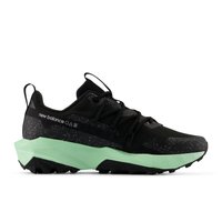 Scarpa sportiva nera con tomaia in rete testurizzata, dettagli maculati e suola geometrica verde menta per una migliore aderenza.