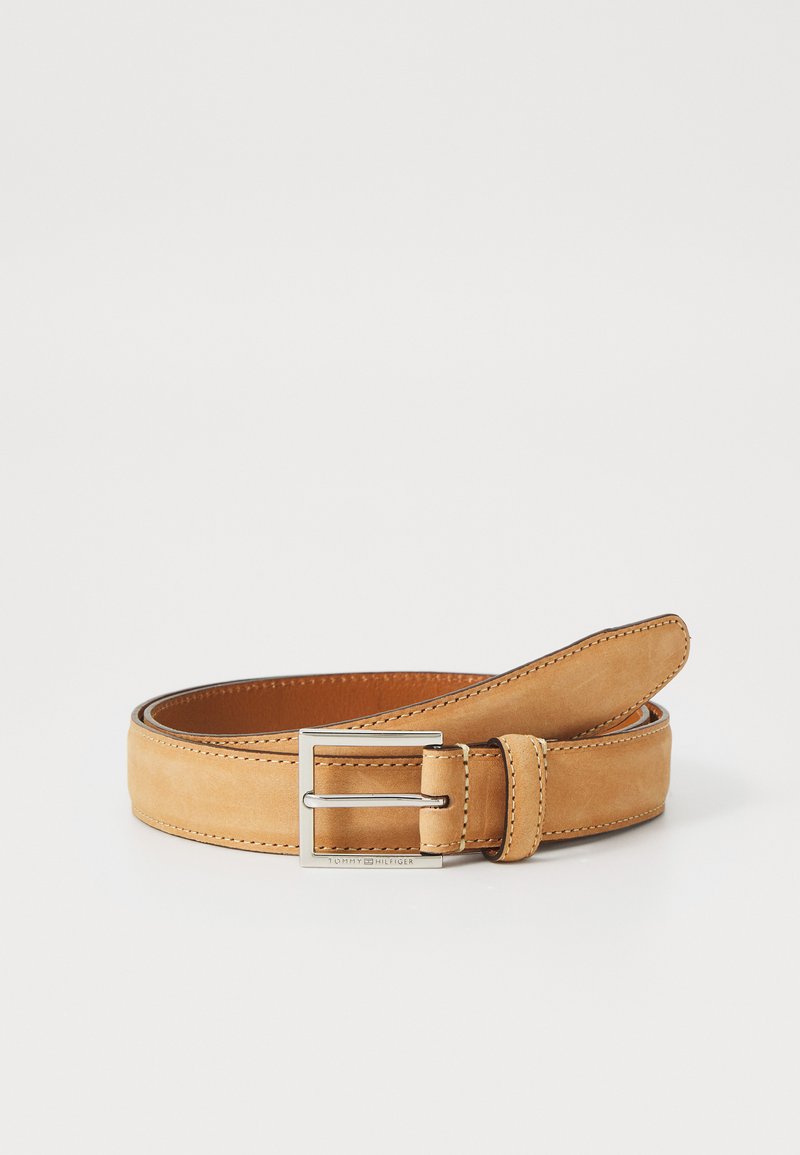 Καφέ δερμάτινη ζώνη με λεία επιφάνεια, διαθέτει μεταλλική πόρπη, ραφές στις άκρες και κλασικό σχέδιο.