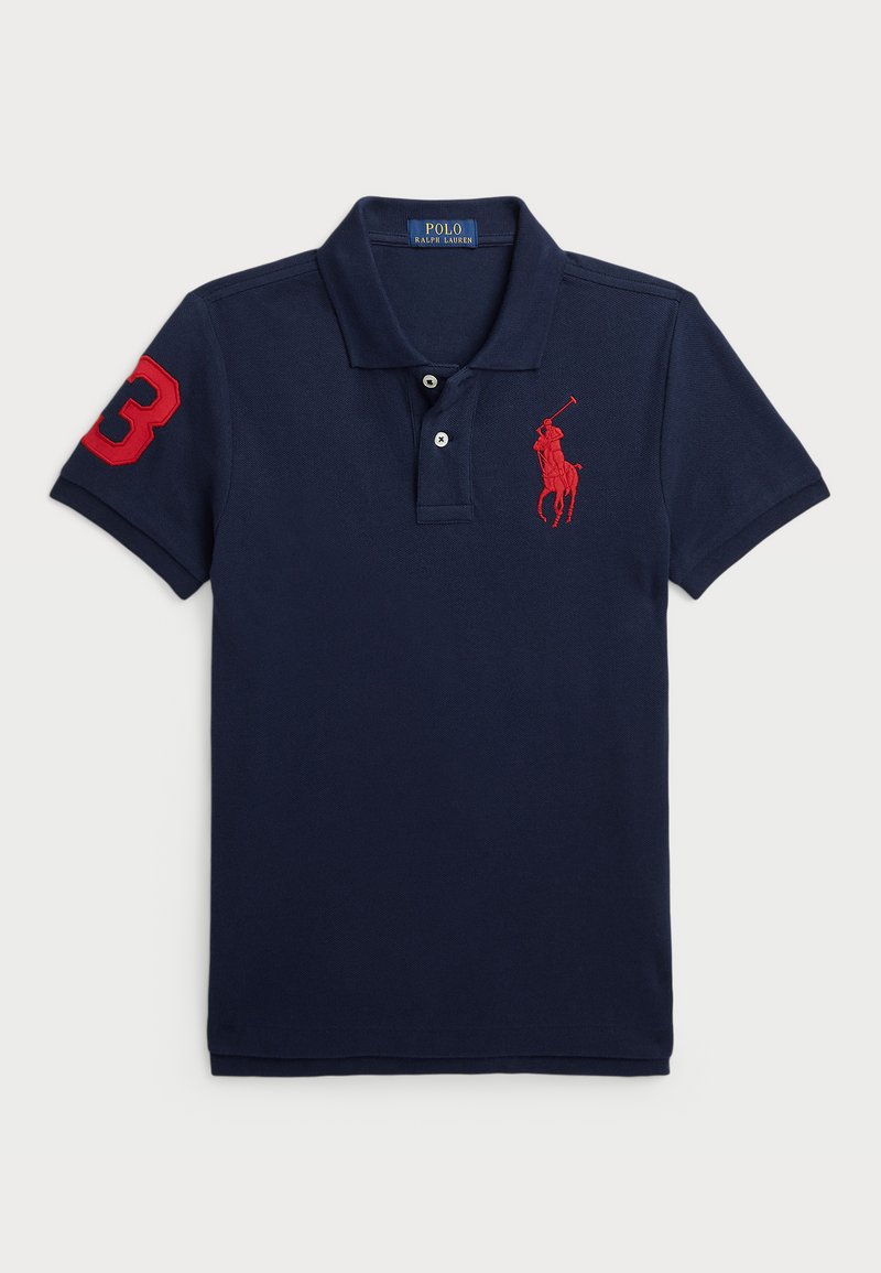 Mornarska polo majica iz bombaža, z rdečim vezenim logotipom in številko 3 na rokavu. Klasičen ovratnik in placket s tremi gumbi.