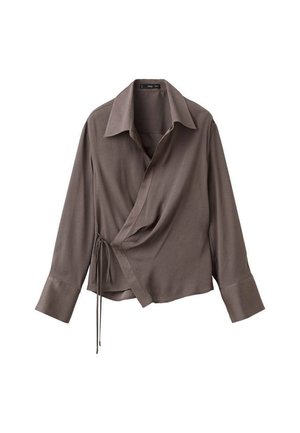 Camisa marrón de wrap hecha de tela suave, con cuello, mangas largas y un detalle atado en la cintura, con un diseño limpio.