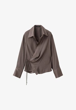 Camisa marrón de wrap hecha de tela suave, con cuello, mangas largas y un detalle atado en la cintura, con un diseño limpio.