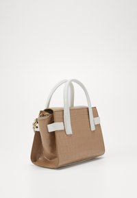 Ruskea tekonahkainen krokotiililaukku, jossa on valkoiset kahvat ja yksityiskohdat. Rakenteellinen muoto ja kultaiset metalliosat sivussa.