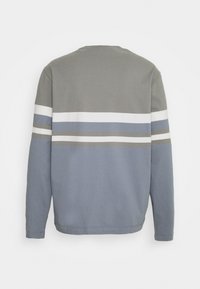 Maglione a maniche lunghe con scollo rotondo e righe orizzontali grigie, bianche e blu, mostrato di spalle su uno sfondo neutro.