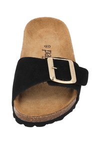 Svart mocka slidesandal med bred rem och stort silverspänne, korkfotbädd och konturerad taninlägg med tryckt storlek och märke.