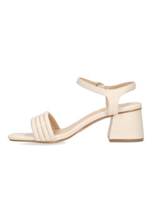 Sandalia de tacón beige con tres tiras paralelas, punta abierta, correa en el tobillo y un tacón grueso. Material sintético suave con acabado mate.