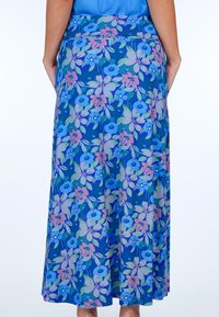 Lange-blaues Kleid aus Stoff mit floralem Muster in Pink, Grün und Lila. Ausgestelltes Design mit glatter Textur, knielange.