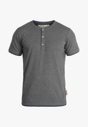 T-shirt in cotone grigio con colletto rotondo, pattina con tre bottoni e dettagli blu navy sul colletto e sulle maniche.