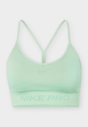 Brassière de sport Nike Pro vert clair avec des bretelles fines formant un dos en Y et une bande élastique en bas.