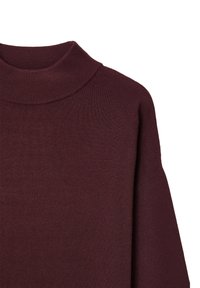 Pullover bordeaux con collo alto, realizzato in morbido tessuto. Presenta una texture a coste e un design con spalle cadenti per una vestibilità rilassata.