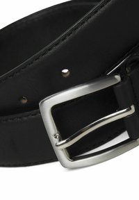 Ceinture en cuir noir avec une finition lisse, boucle en métal argenté et trous pour le réglage, mettant en valeur des bords cousus et une construction robuste.