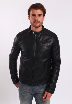 Giubbotto in pelle nera con zip frontale, dettagli rigati sulle spalle e una piccola tasca sul petto. Presenta un design slanciato e aderente e una superficie liscia.