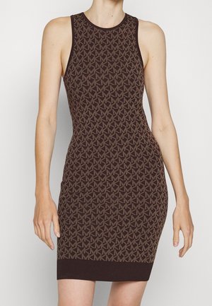 Robe marron moulante sans manches avec un col montant et un motif répétitif de logo "MK" portée par une personne debout.