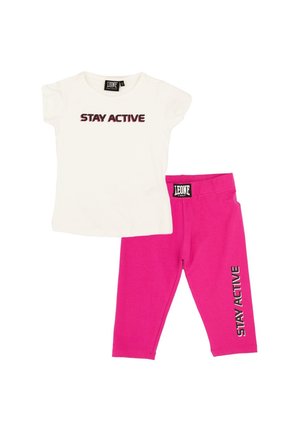 Un T-shirt blanc à manches courtes portant l’inscription « STAY ACTIVE » est associé à un legging court rose vif portant le même texte.