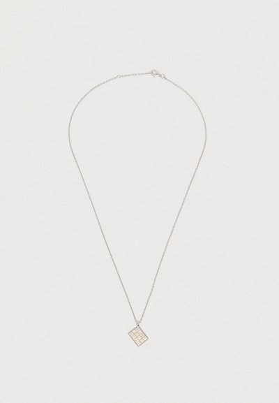 Colar delicado com corrente de prata e um pequeno pendente quadrado com um padrão de grade de pedras brilhantes.