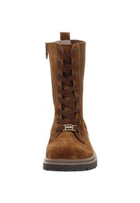 Brauner Wildleder-Schnürstiefel mit hohem Schaft, seitlichem Reißverschluss, strukturiertem Stoff und Gummisohle. Akzentuiert mit einem Metall-Logodetail.