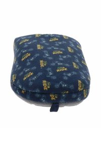 Cojín de felpa azul con un patrón de motocicleta y texto en amarillo. Forma rectangular, textura suave y un lazo de tela para un fácil manejo.