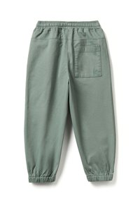 Grüne Hose mit elastischem Bund und Bündchen sowie einer einzelnen Gesäßtasche mit kleinem, rechtsseitigem Sticklogo.