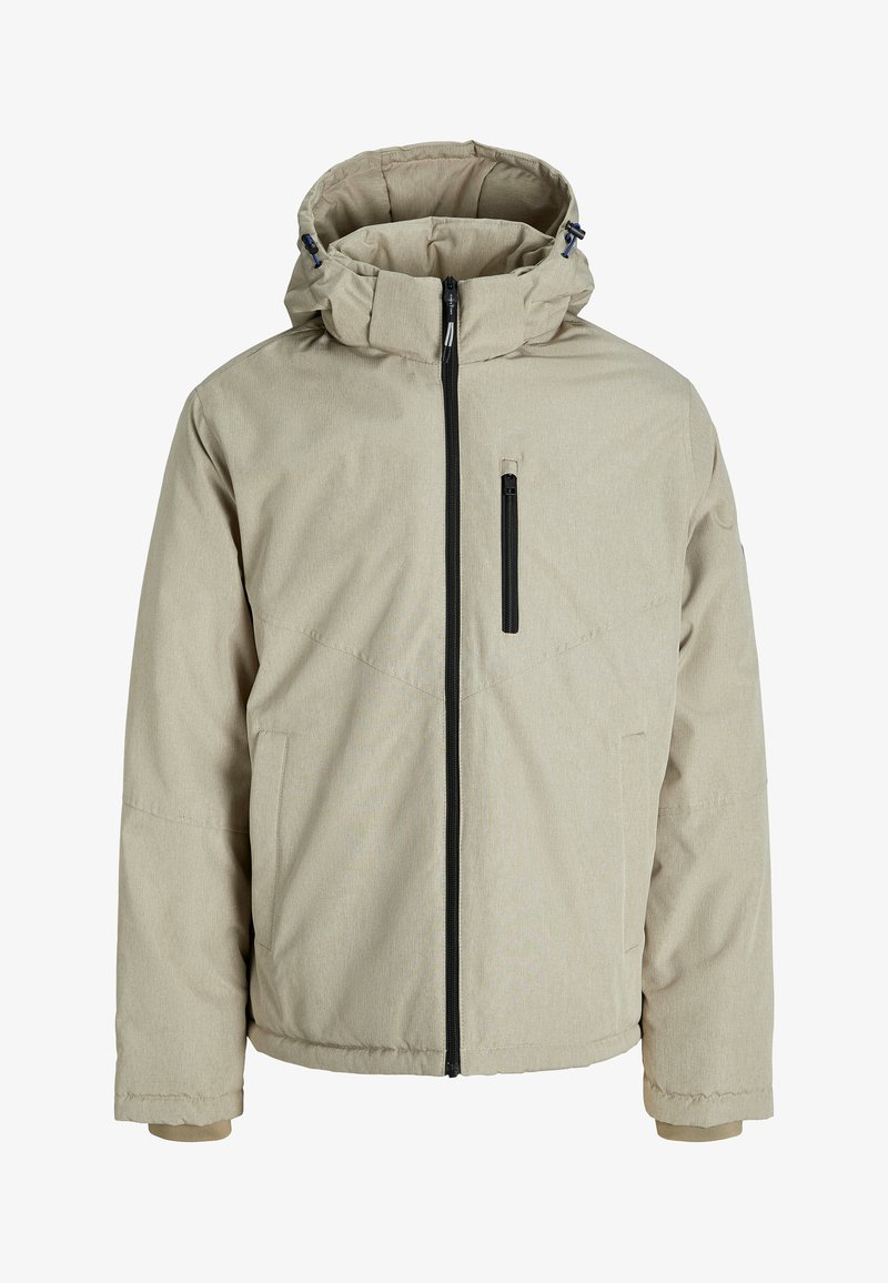 Beige geïsoleerde jas met een voorrits, hoge kraag en verstelbare capuchon. Heeft een borstzak en zijzakken. Zachte textuur.