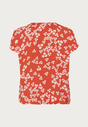Czerwona bluzka z krótkim rękawem, ozdobiona rozproszonym białym wzorem kwiatowym, wykonana z lekkiego materiału, ma okrągły dekolt i luźny krój.