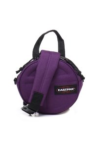 Borsa rotonda viola realizzata in tessuto resistente. Dispone di una maniglia superiore e di una tracolla regolabile, con chiusura a zip e patch con logo.