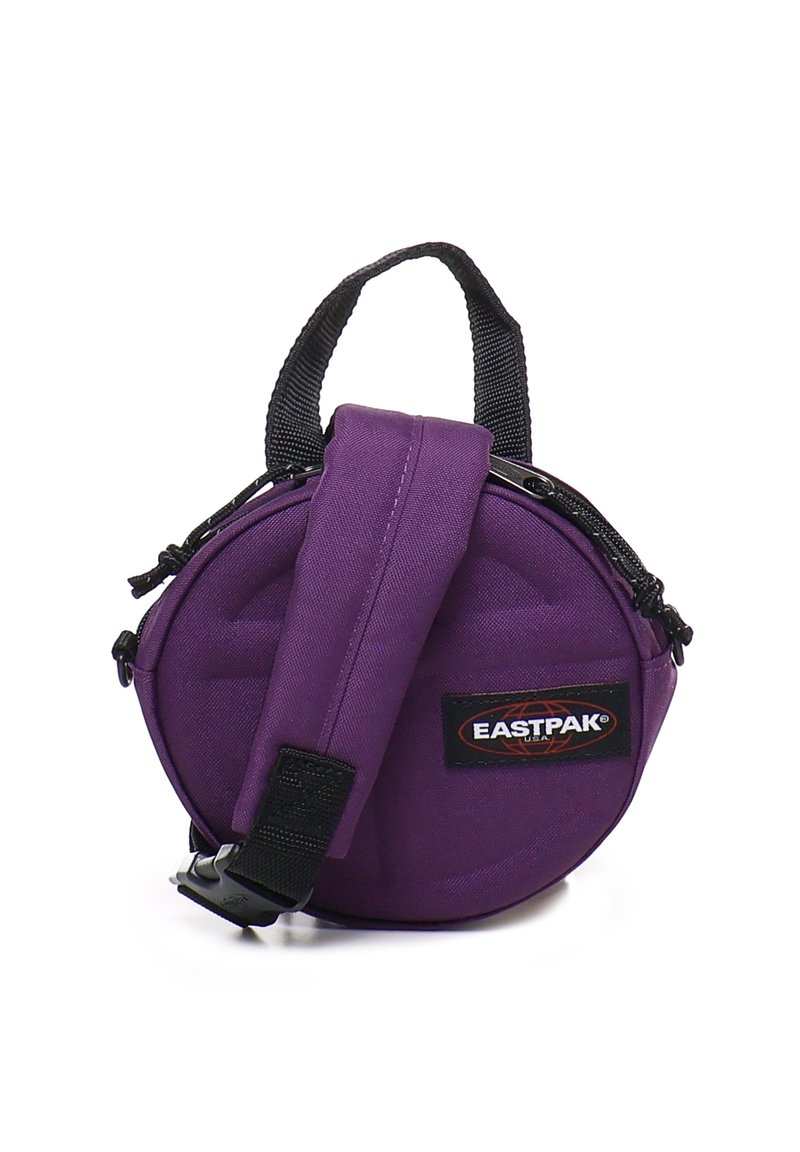 Borsa rotonda viola realizzata in tessuto resistente. Dispone di una maniglia superiore e di una tracolla regolabile, con chiusura a zip e patch con logo.