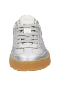 Baskets en cuir argenté avec un bout rond, featuring des lacets plats, une languette rembourrée et une semelle en gomme. Dessus texturé et accents cousus.