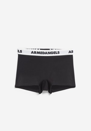 Zwarte onderbroek met een brede witte tailleband waarop "ARMEDANGELS" in het zwart gedrukt staat. Gemaakt van soepel materiaal, met een boxerbriefsnit.