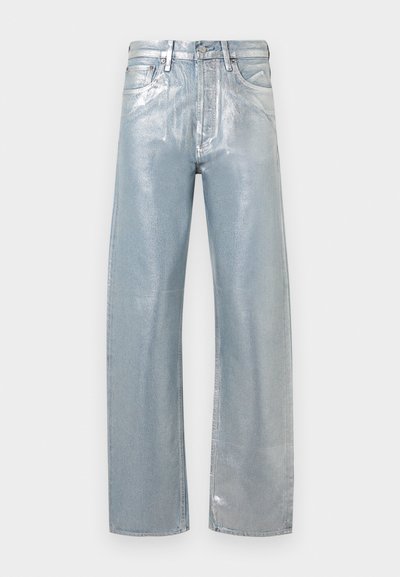 Ανοιχτό μπλε μεταλλικό τζιν παντελόνι με ίσια γραμμή, εμπρόσθιες τσέπες, θηλιές για ζώνη και κουμπί κλεισίματος σε απλό φόντο.