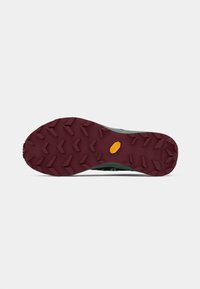 Sohle eines Wanderschuhs mit tiefen kastanienbraunen Profilmustern und einem orangefarbenen Vibram-Logo in der Mitte auf einem weißen Hintergrund.