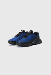 Blaue und schwarze Sportschuhe mit einem Obermaterial aus Mesh, runden Zehen und auffälliger Luftpolsterung in der Sohle. Verfügt über schwarze Schnürsenkel und Logo-Details.