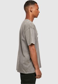 Grijze, kortemouwen t-shirt van katoen met een relaxte pasvorm, voorzien van een ronde hals en een subtiele vervaagde textuur.