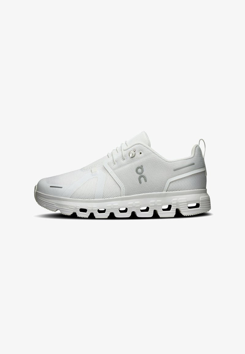 Chaussure de sport blanche avec tige en mesh respirant, semelle amortissante avec parties creusées et logo "on" sur le côté, montrée de profil sur fond blanc.