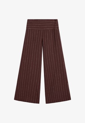Pantalons larges marron avec des rayures verticales blanches ; taille élastique ; fabriqués en tissu doux ; présentent des lignes épurées et une coupe ample.