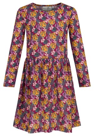Długa sukienka dziecięca z fioletowym tłem, żółtymi twarzami tygrysów oraz wzorem zielonych i różowych tropikalnych liści.
