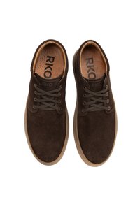 Chaussures en suede marron avec des orteils arrondis, un design à lacets et des semelles en caoutchouc marron. L'intérieur présente une semelle intérieure marron clair avec le logo "RKO".