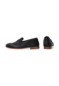 Schwarze Lederloafers mit runder Zehenform, ausgestattet mit einem erhöhten Riemendetail und einer kontrastierenden braunen Holzsohle. Insgesamt glatte Textur.
