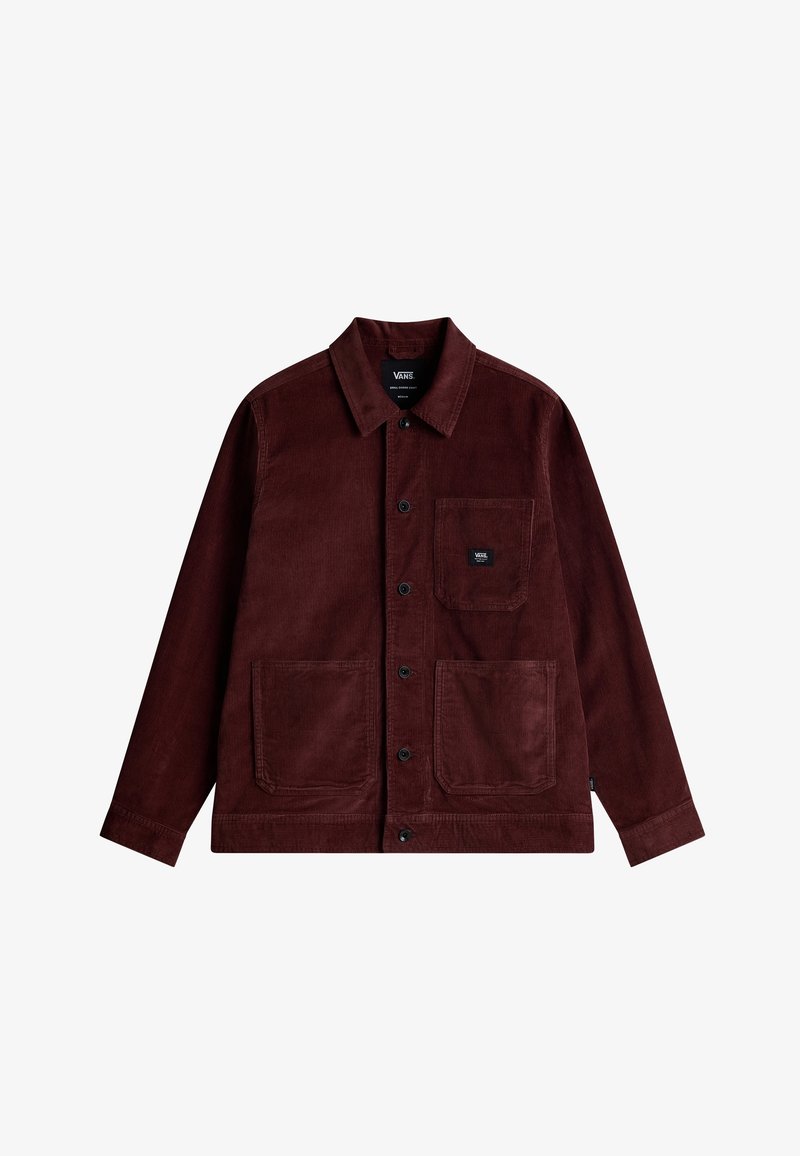 Bordeauxrote Cordjacke mit Kragen, vorderer Knopfleiste und zwei aufgesetzten Taschen; verfügt über ein kleines Logoetikett auf der Brusttasche.