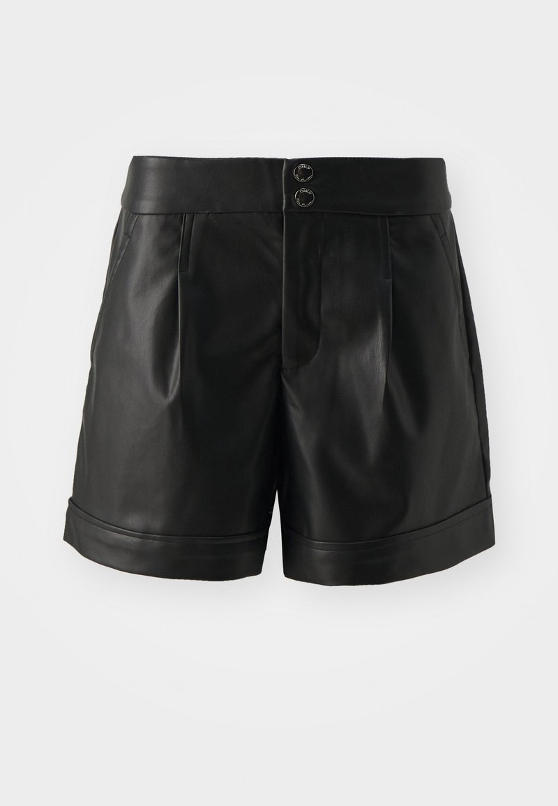 Shorts en cuir noir avec une texture lisse, présentant un design ajusté, deux plis à l'avant et une fermeture à double bouton à la taille.